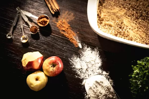 Aufsicht von Zutaten eines Apfel-Zimtkuchen