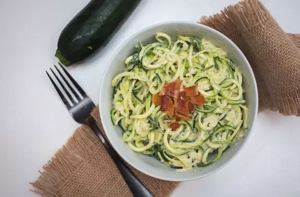 Aufsicht - Zucchini Nudeln - Zoodles - mit knusprigem Speck