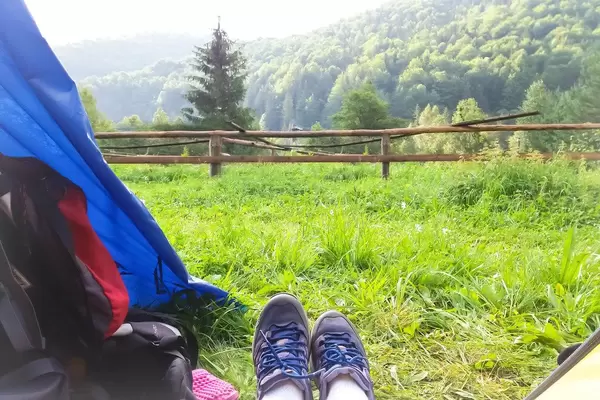 Aufstehen nach der Übernachtung im zelt