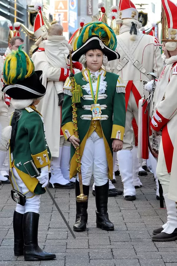Aufstellung für den Karnevalsumzug in Köln - ein frühlicher Junge in Tracht