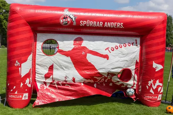 Aufstiegsfeier für Fans des 1. FC Köln, mit aufblasbarer Torwand als Freizeitaktivität für Kinder, im Park am RheinEnergie Fußballstadion