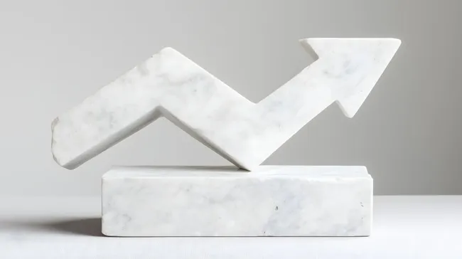 Aufwärtsgerichteter Pfeil aus weißem Marmor