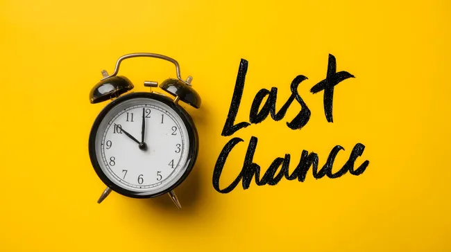 Aufwecker zum letzten Versuch - Vintage Wecker auf gelbem Hintergrund