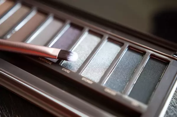 Augen Make-Up: Lidschatten Palette