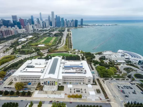 Aus der Vogelperspektive: The Field Museum, Shedd Aquarium, Grant Park und Chicagos Skyline im Hintergrund