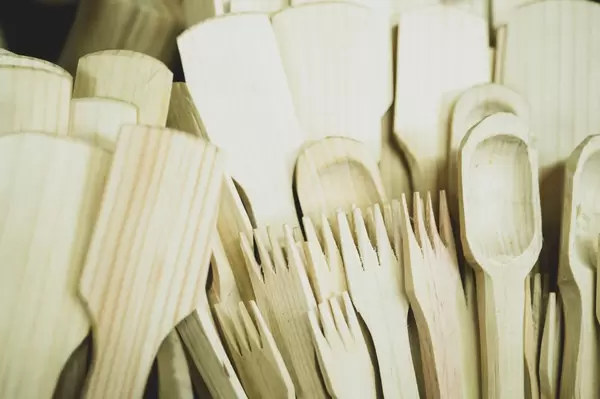 Aus Holz gefertigtes Besteck, Kochlöffel und Küchenutensilien