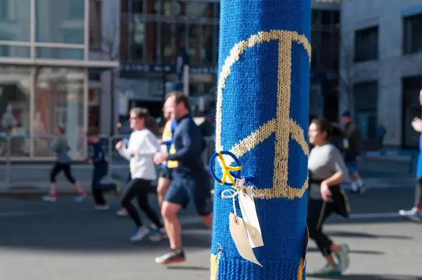 Aus Wolle gestricktes Friedenszeichen während des Boston Marathon in Boston, USA