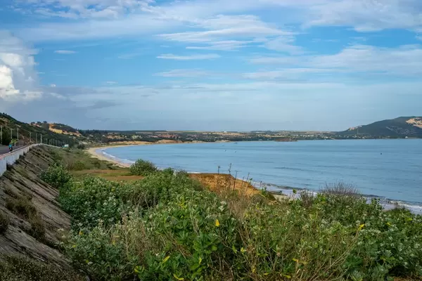 Ausblick über die Küste und einen Strand von Mui Ne im Süden Vietnams