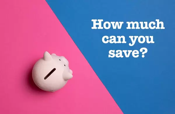 Auschfrift "How much can you save?" - Wie viel kannst du ansparen? - neben einem rosa Sparschwein, auf blau-pinke Hintergrund