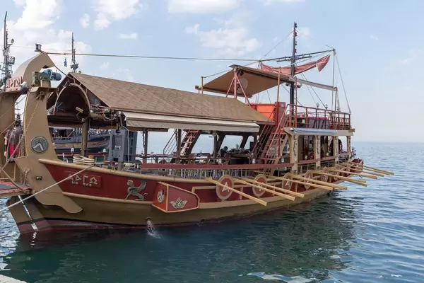 Ausflugsschiff in Form einer Trireme