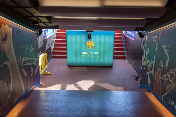 Ausgang des Spielertunnels vom FC Barcelona (Spanien) im Camp Nou Stadion zeigt das Vereinswappen