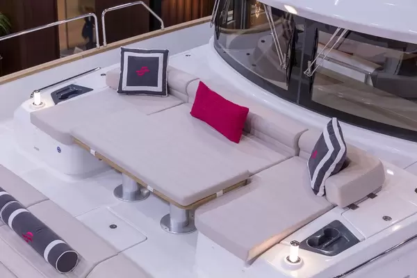 Ausgefallenes Konzept eines Yacht-Bugs aus Liegefläche mit ausfahrbarem Tisch