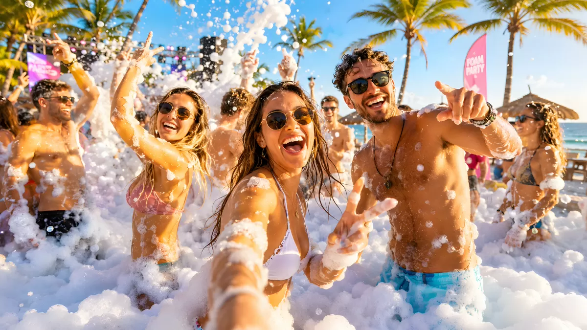 Ausgelassene Schaumparty am Strand im Sommer