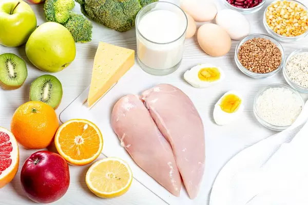 Ausgewogenes Ernährungskonzept: Fleisch, Früchte, Gemüse, Cerealien und Milchprodukte