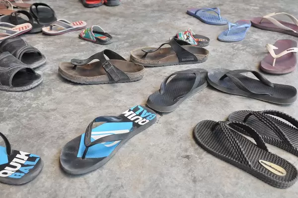 Ausgezogene Badelatschen