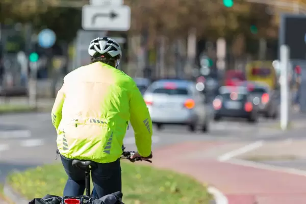 Ausrüstung für sicheres Radfahren in der Stadt