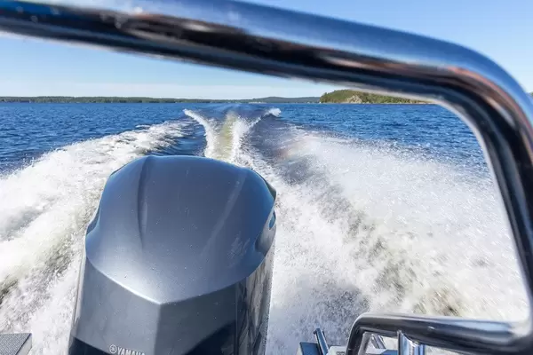 Aussicht vom Heck eines Schnellboots mit Blick auf den Motor und die Wellen auf dem See Päijänne in Finnland