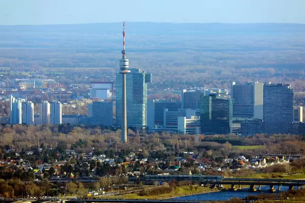 Aussichtspunkt am Donaupark: Luftbild vom Donauturm in Wien
