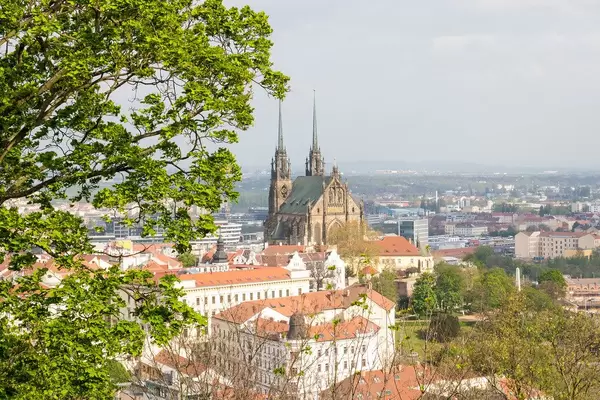 Aussichtspunkt bietet Sicht auf die St. Peters und Paul Domkirche und Kathedrale des Bistums Brünn, Tschechien