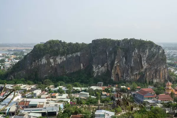 Aussichtspunkt der Marble Mountains mit Blick auf Gebäude, Straßen und Kalkstein Felsen in Da Nang, Vietnam