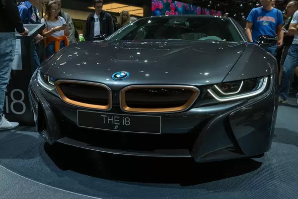 Ausstellung des Plug-in-Hybrid Sportwagen BMW i8 Coupé auf der IAA-Messe in Frankfurt