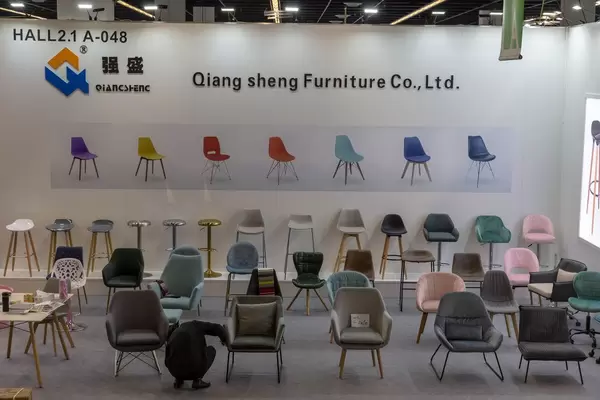 Ausstellung großer Auswahl von Stühlen, Barhockern und Sesseln an Möbelmesse Köln