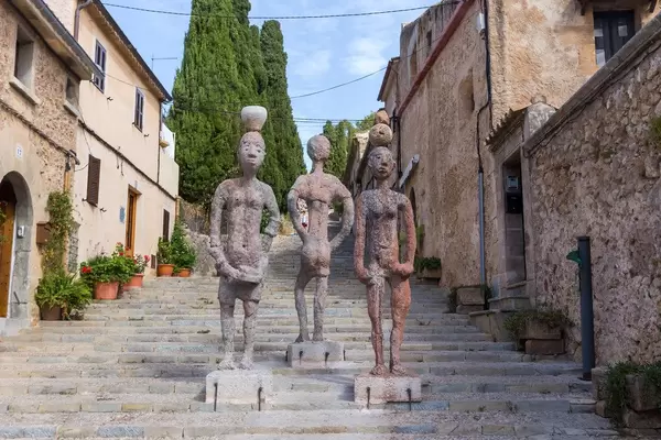 Ausstellung "Raons Humanes" ("menschliche Gründe") von J. Bennàssar auf Pollenças 365 Stufen