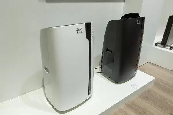 Ausstellung und Vorführung der mobilen und leisen Klimageräte Pinguino PAC EX100 SILENT von DeLonghi, zur Kühlung von großen Räumen