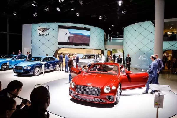 Ausstellung verschiedener Modelle von Bentley bei der IAA 2017 in Frankfurt am Main
