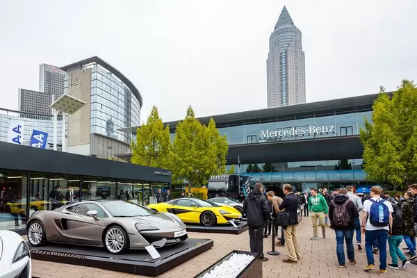 Ausstellung verschiedener Modelle von McLaren bei der IAA 2017 in Frankfurt am Main