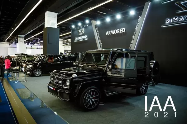 Ausstellung verschiedener Modelle von Mercedes Benz von Dizain Vip tbd