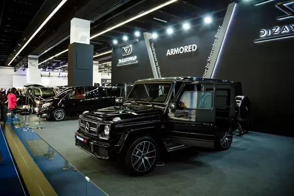 Ausstellung verschiedener Modelle von Mercedes Benz von Dizain Vip