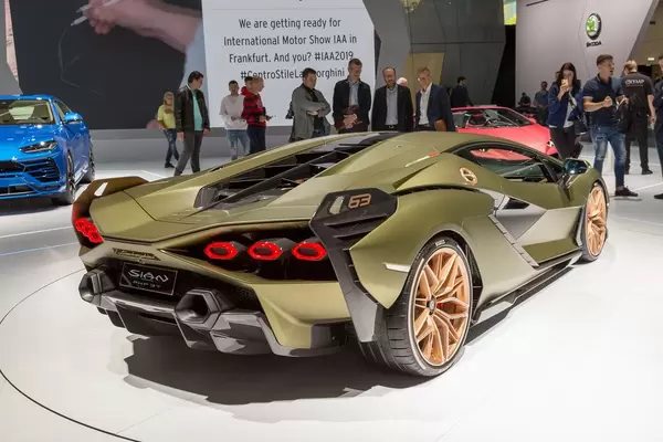 Ausstellungsfahrzeug auf der IAA: Seitenansicht des limitierten Hybrid-Serienfahrzeugs Lamborghini Sián FKP 37