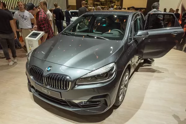 Ausstellungsfahrzeug BMW Hybridwagen 225xe Active Tourer