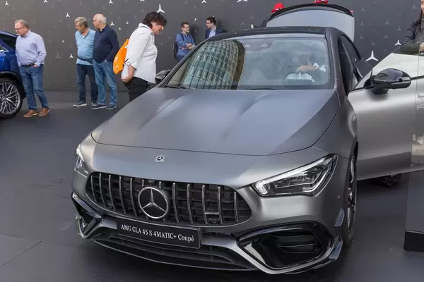 Ausstellungsfahrzeug: Kompaktsportwagen Mercedes AMG CLA 45 S 4MATIC+ Coupé, Serien-Vierzylinder