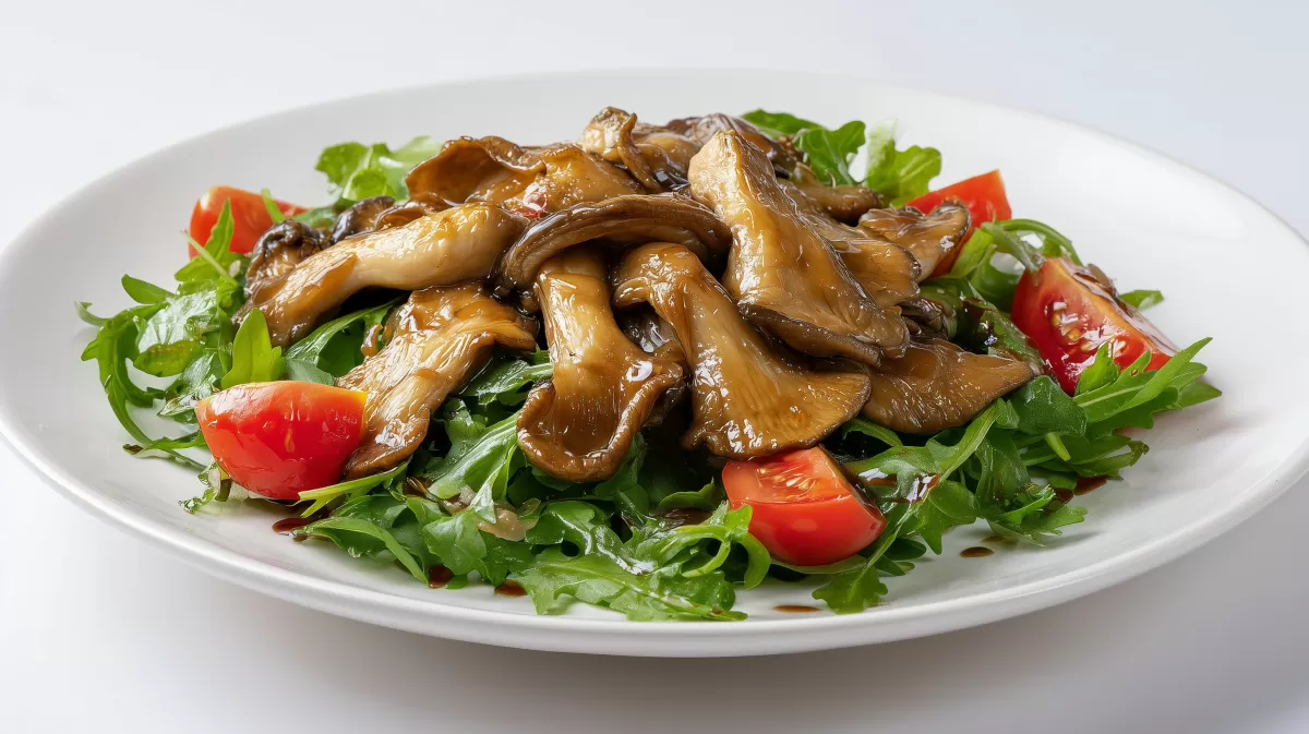 Austernpilze auf Rucolasalat mit Tomaten