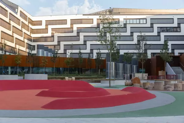 Austria Campus mit Spielplatz und der Wirtschaftsuniversität im Hintergrund