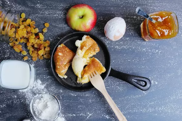 Austrian pancake recipe, Kaiserschmarrn with raisins and apple jam (Flip 2019)