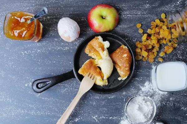 Austrian pancake recipe, Kaiserschmarrn with raisins and apple jam