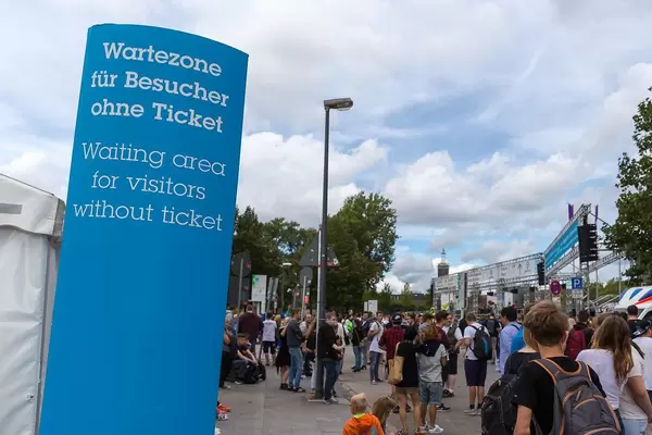 Ausverkaufte Veranstaltung: Wartebereich für Besucher ohne Karte bei der Gamescom Messe in Köln