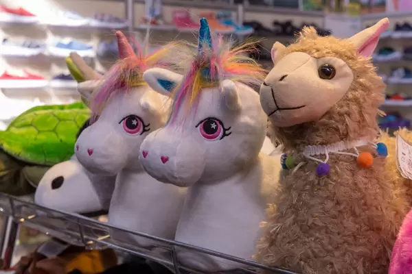 Auswahl an Plüsch Kuscheltieren Einhorn, Schaf und Schildkröte