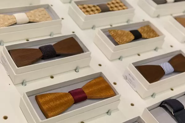 Auswahl von Fliegen aus edlen Stoffen und Holz für Herrenanzüge von BeWooden