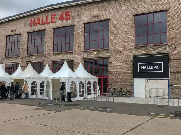 Außenansicht Eventlocation Halle 45 in Mombach, Deutschland in alter Industriehalle Waggonfabrik