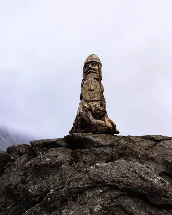 Authentic Icelandic wooden sculpture on rocks / Authentische isländische Holzskulptur auf Felsen