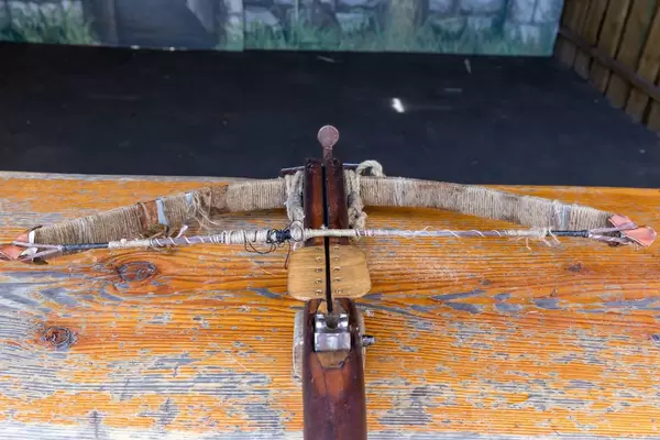 Authentisch aussehende Armbrust für Cosplay