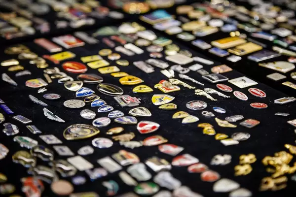 Auto Anstecknadel von verschiedenen Clubmannschaften