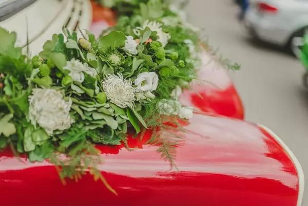 Auto-Dekoration aus Blumen für eine Hochzeit
