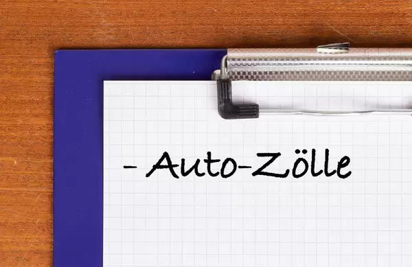 Auto-Zölle als Text auf einem Klemmbrett geschrieben