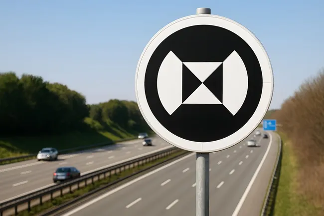 Autobahnverkehr mit Richtzeichen für selbstfahrende Fahrzeuge