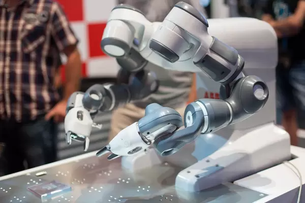 Autofabrikroboter von ABB